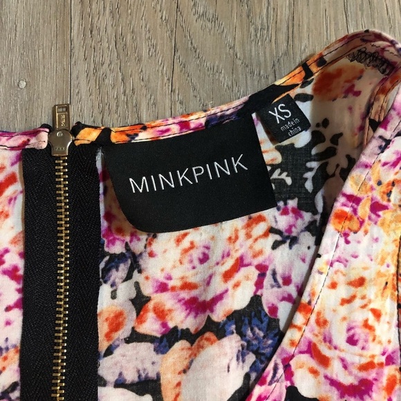 🔥SALE - any 4/$20.  Minkpink Scalloped Crop Top - Picture 2 of 6